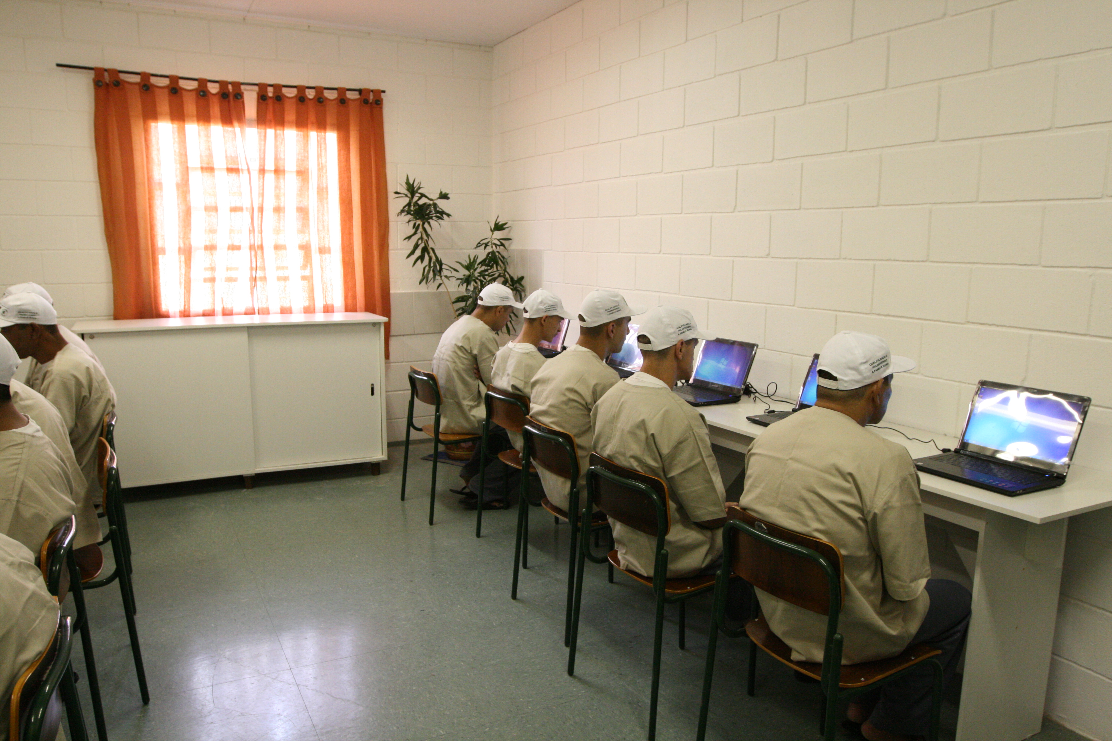 Instituto Mundo Melhor inaugura salas virtuais na Penitenciária 