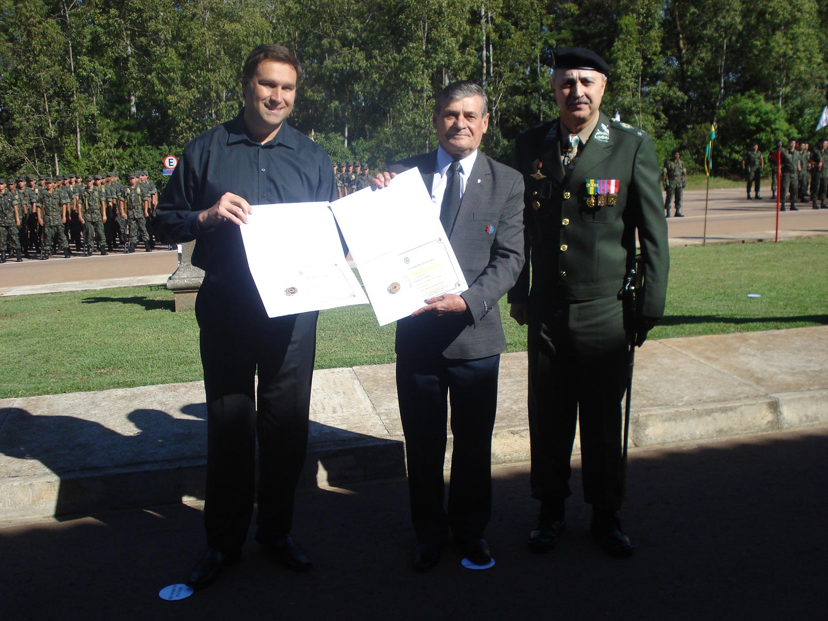Pauliki recebe diploma de colaborador emérito do Exército